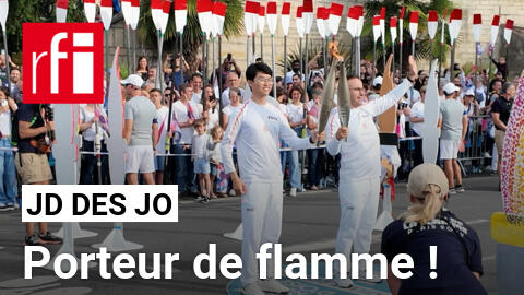 Christophe Diremszian, journaliste RFI, porte la flamme olympique à Pontoise.